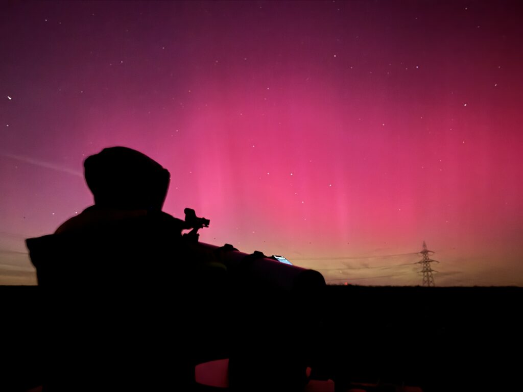 Ich mit dem Teleskop bei Polarlichtern